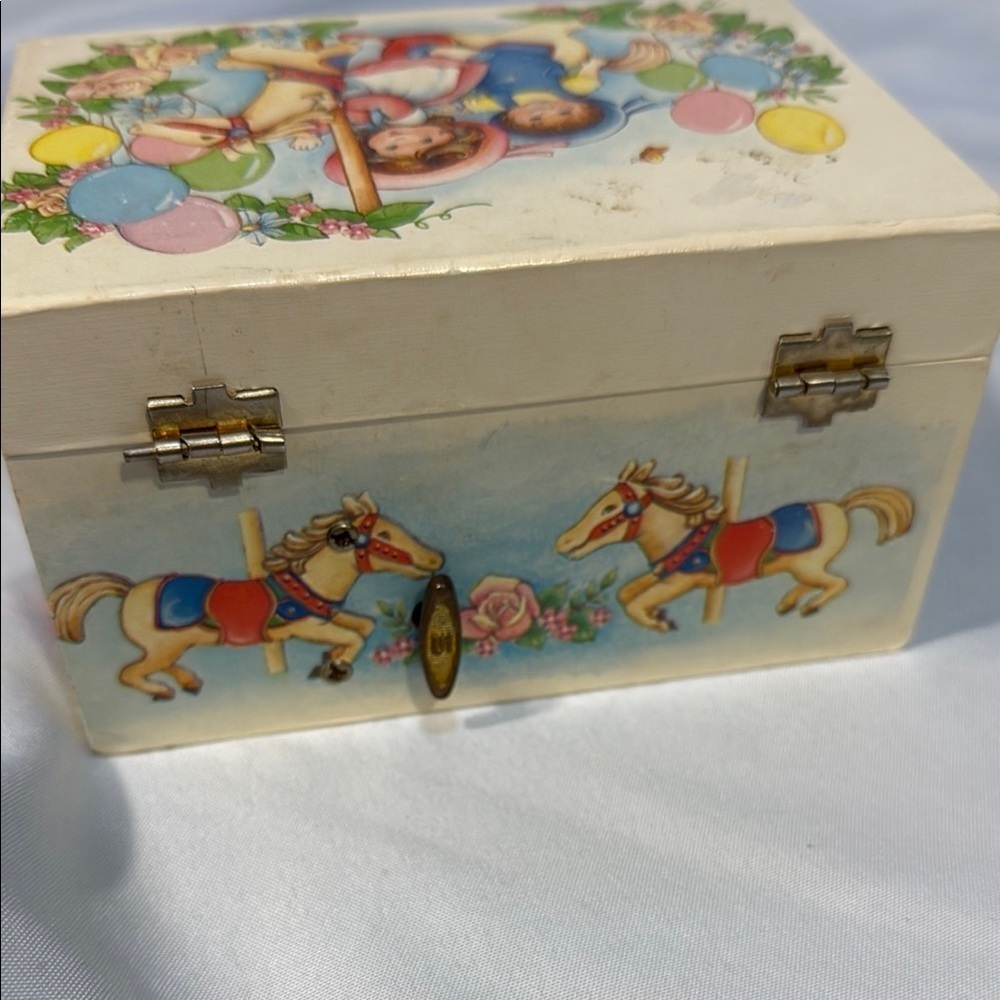 Vintage Dancing Ballerina Jewelry / Music Box with Carousel Design - Picture 9 of 14